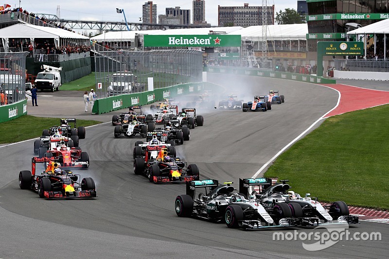 Nico Rosberg, Mercedes AMG F1 W07 y Lewis Hamilton, Mercedes AMG F1 W07 luchan por la posicion junto