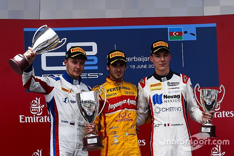 Ganador de la carrera Antonio Giovinazzi, PREMA Racing, segundo lugar Sergey Sirotkin, ART Grand Pri