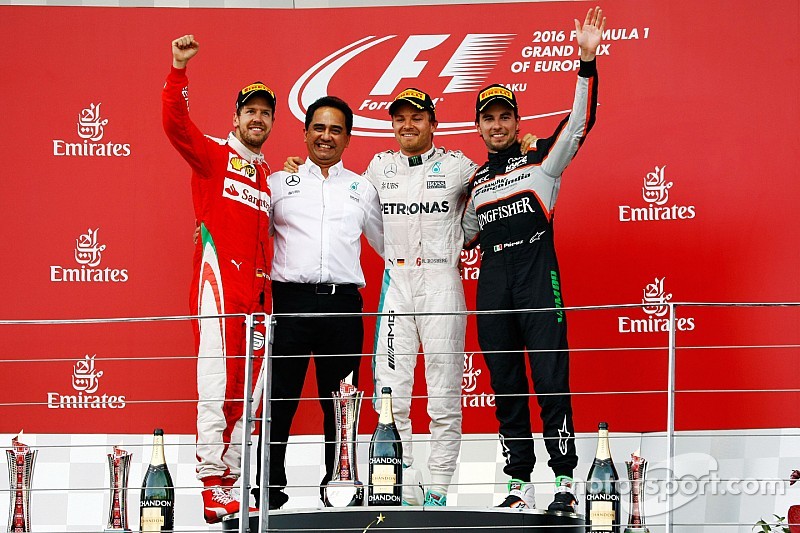 Sebastian Vettel, Ferrari, segundo; Nico Rosberg, Mercedes AMG F1, ganador; Sergio P&eacute;rez, Sahara For