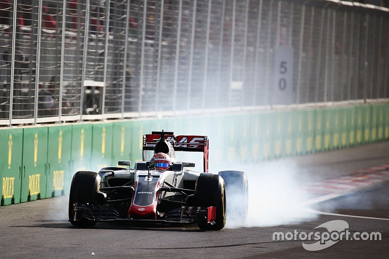 Romain Grosjean, Haas F1 Team VF-16 locks up under braking