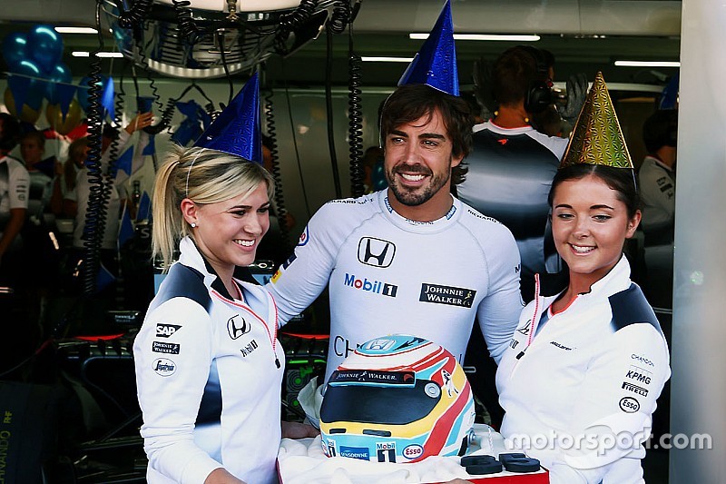 Fernando Alonso, McLaren celebra su 36 cumplea&ntilde;os con un pastel y el equipo