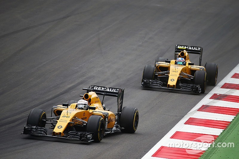 Kevin Magnussen, Renault Sport F1 Team RS16; Jolyon Palmer, Renault Sport F1 Team RS16