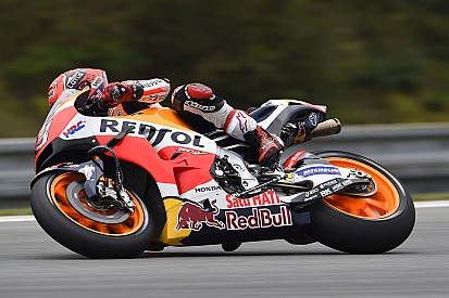 MotoGP in Brno: Marc Marquez stürzt beinahe und fährt Bestzeit