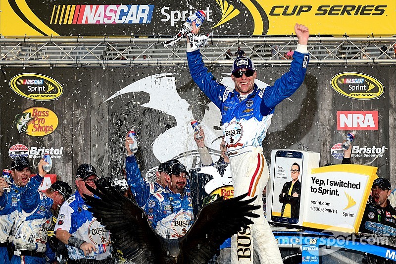 Race winner Kevin Harvick, Stewart-Haas Racing Chevrolet celebrates