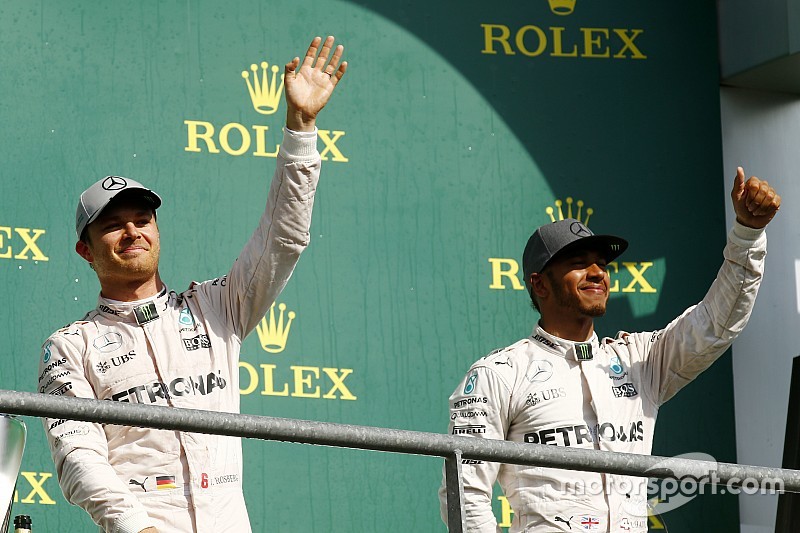 Podium: Race winner Nico Rosberg, Mercedes AMG F1, third place Lewis Hamilton, Mercedes AMG F1