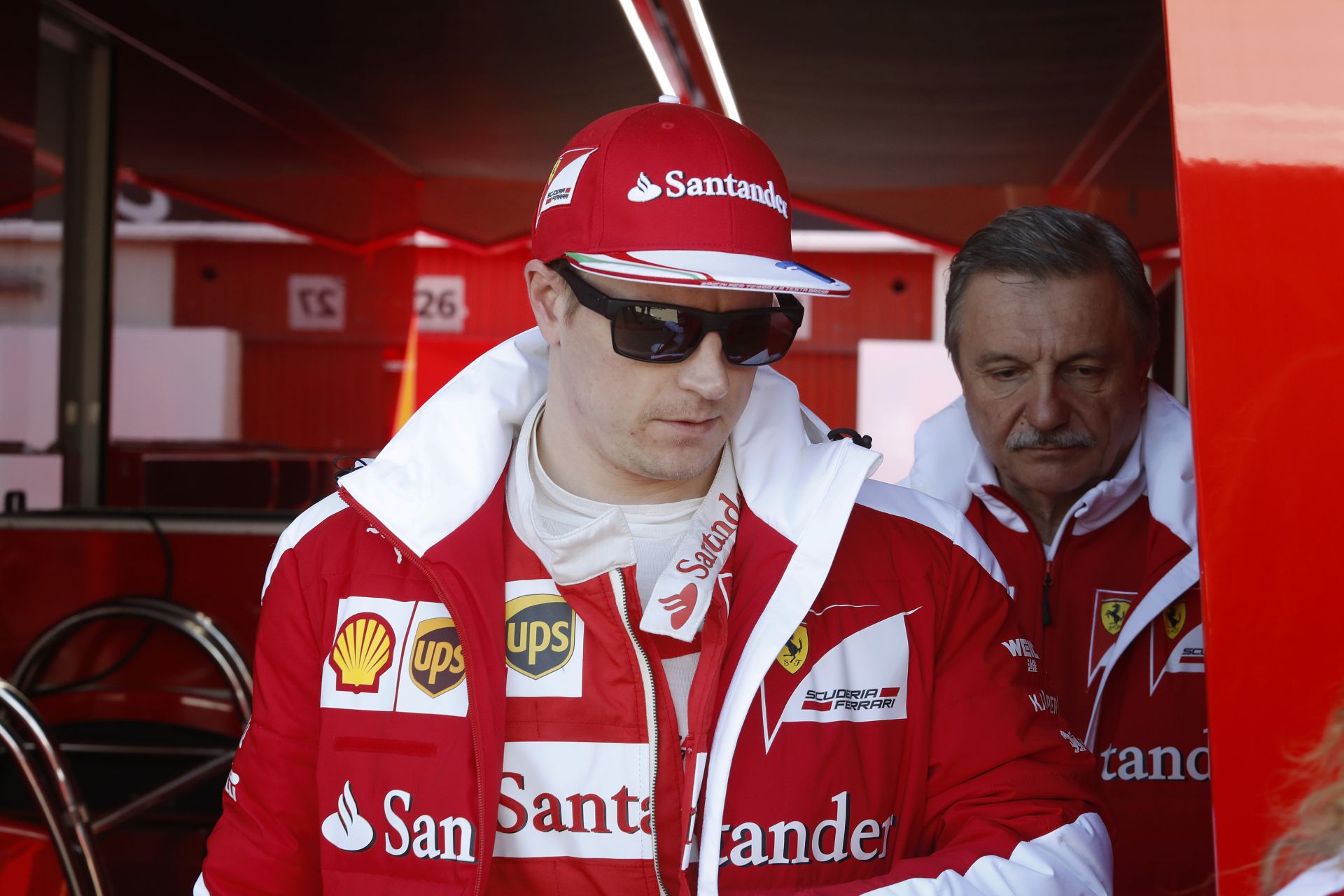 Raikkönen rendkívül cuki volt: egy kissráccal a garázs előtt