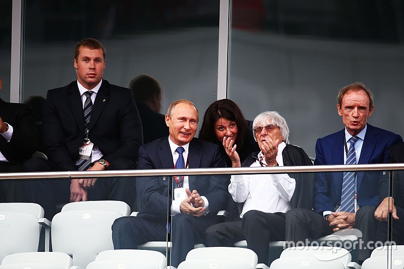 Vladimir Putin, presidente de Rusia con Bernie Ecclestone,