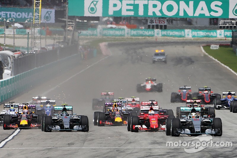 Lewis Hamilton, Mercedes AMG F1 W06 leads at the start of the race