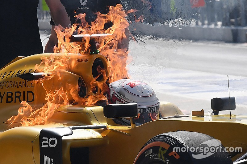 Bildergalerie: Feuer am Formel-1-Auto von Kevin Magnussen