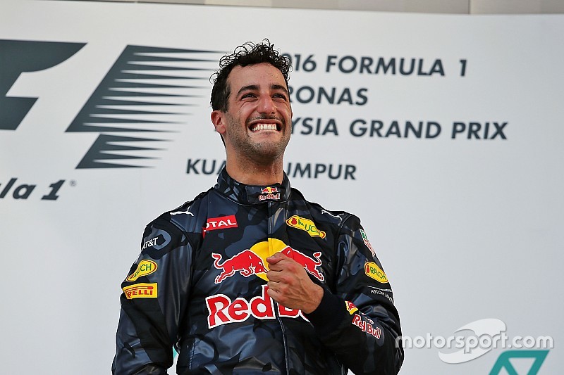 Daniel Ricciardo, Red Bull Racing ganador de la carrera se celebra en el podio