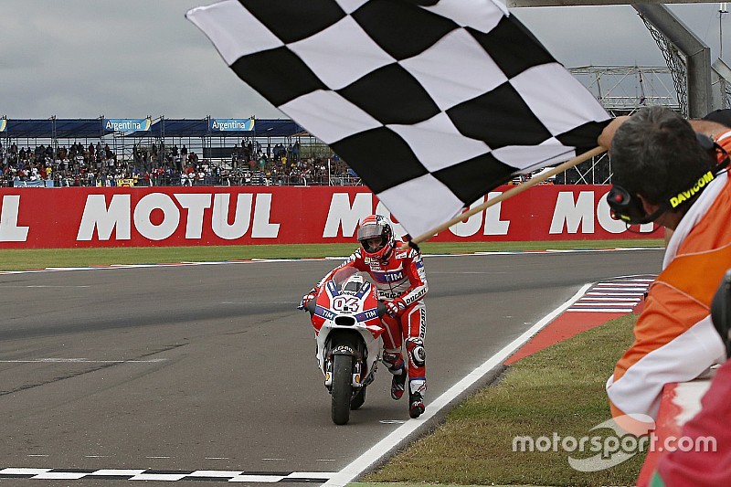 Andrea Dovizioso, Ducati Team empuja su moto a la meta