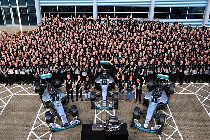 Mercedes celebr&oacute; en casa 'el triple'