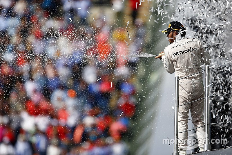 Podio: ganador de la carrera Lewis Hamilton, Mercedes AMG F1