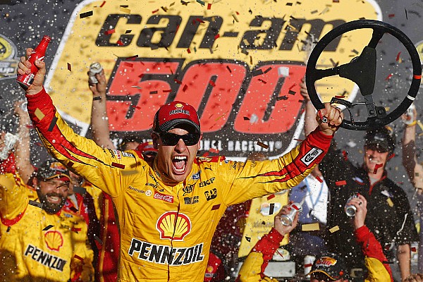 Logano vence e vai à final com Johnson, Edwards e Kyle Busch