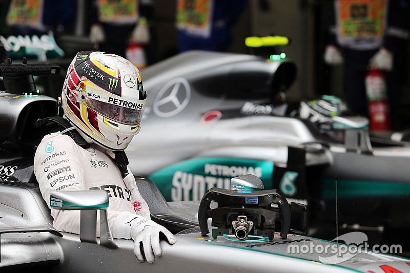 Ganador de la carrera Lewis Hamilton, h&iacute;brido de Mercedes AMG F1 W07 celebra en parc ferme