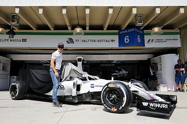 Williams presenteia Massa com carro utilizado no Brasil