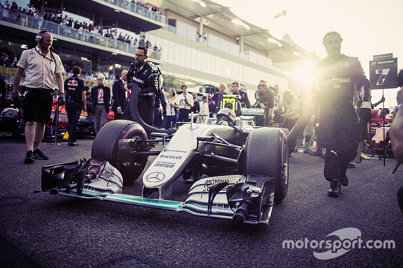 Nico Rosberg, de Mercedes AMG F1, 2016 victoria del Campeonato Mundial detrás de las cámaras