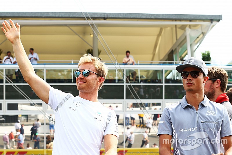 Nico Rosberg, Mercedes AMG F1 y Pascal Wehrlein, Manor Racing en el desfile de pilotos
