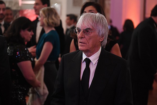 Ecclestone: "Quiero un buen piloto en Mercedes, si no, Hamilton doblar&aacute; a todos"