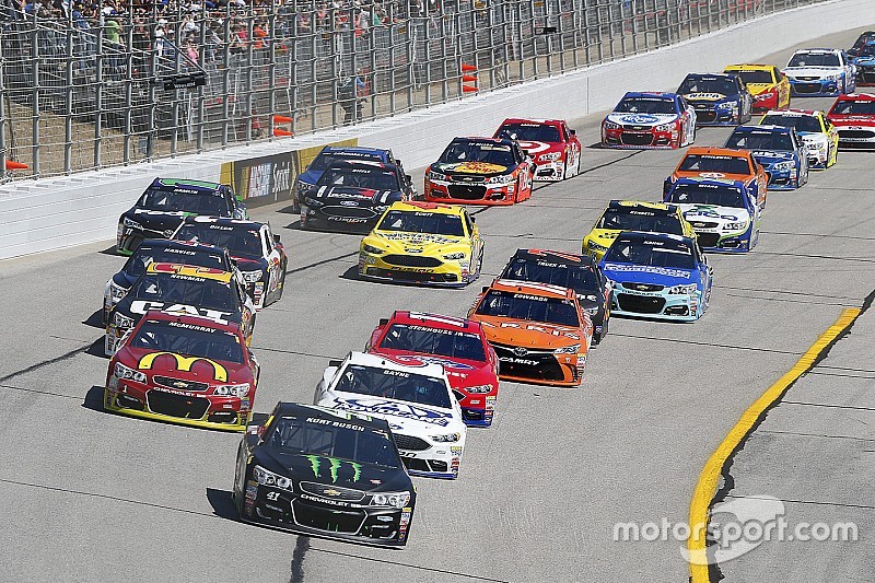 Start: Kurt Busch, Stewart-Haas Racing Chevrolet leads