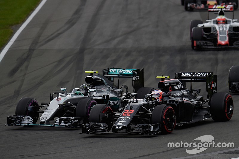 Nico Rosberg, Mercedes AMG F1 W07 Hybrid and Jenson Button, McLaren MP4-31 battle for position