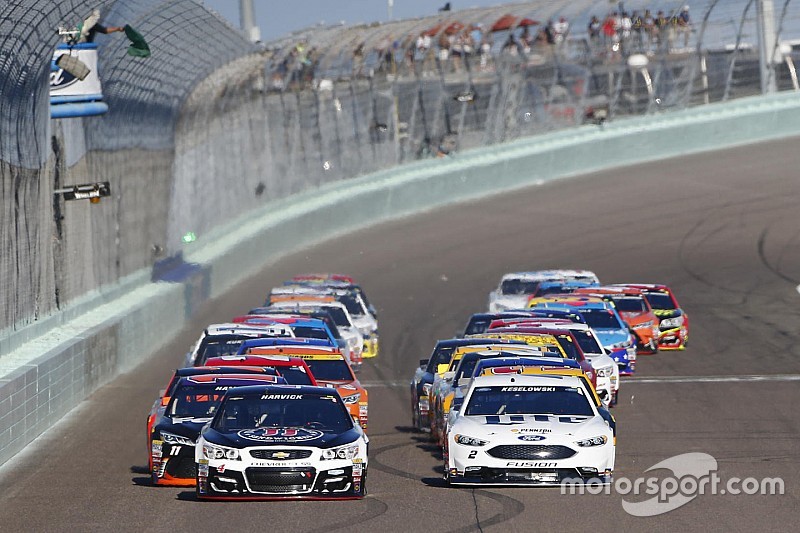 Start: Kevin Harvick, Stewart-Haas Racing Chevrolet leads