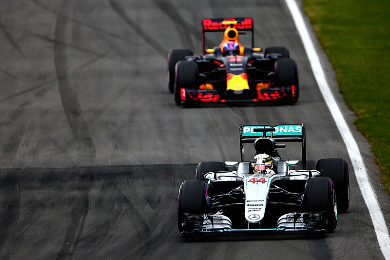 Lewis Hamilton, Mercedes AMG F1 W07 lidera a Max Verstappen, Red Bull Racing RB12