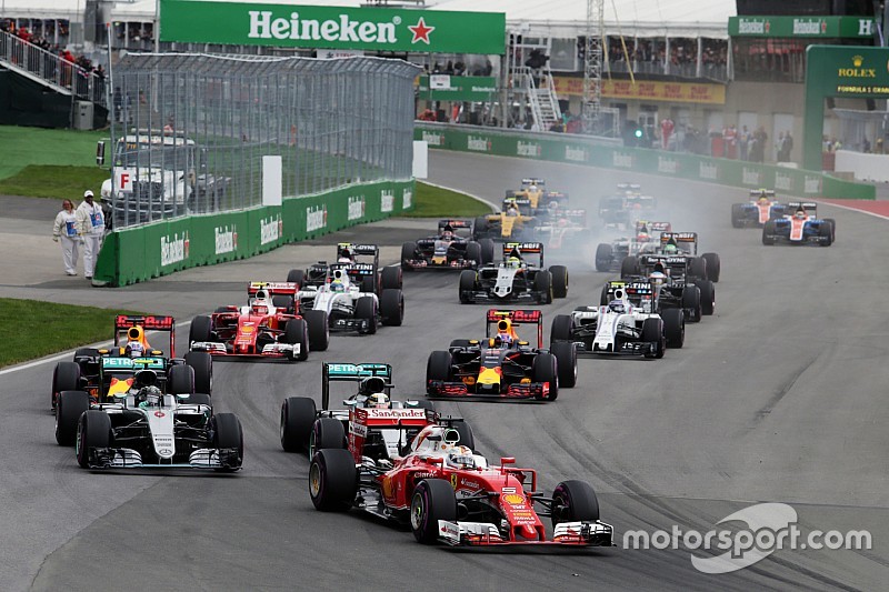 Sebastian Vettel, Ferrari SF16-H leads at the start of the race