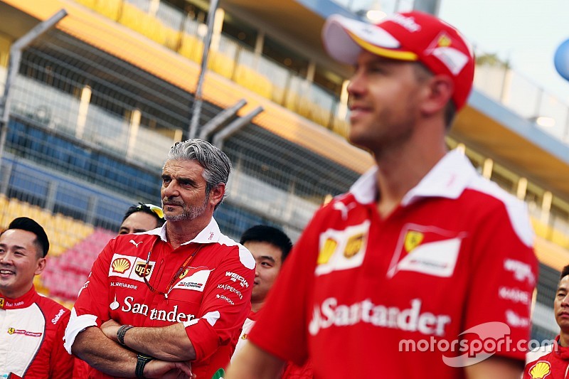 Maurizio Arrivabene, Ferrari Director del equipo y Sebastian Vettel, Ferrari