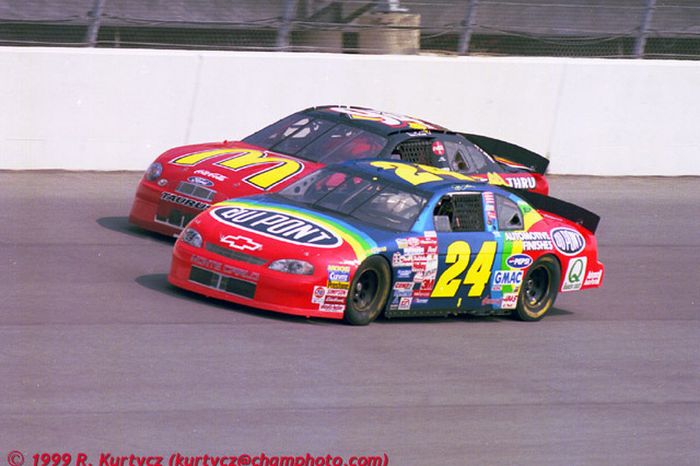 Jeff Gordon estreou na principal divisão da NASCAR no dia 15 de novembro de 1992, em Atlanta. A prova marcou a despedida de Richard Petty das pistas e o título de Alan Kulwicki.