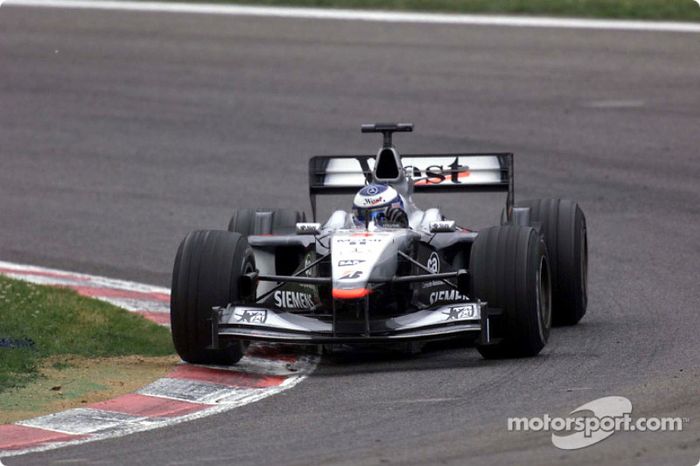 Nesta mesma corrida, Mika Hakkinen tentava ganhar pela quarta vez consecutiva, mas teve problemas mecânicos na última volta, quando liderava.