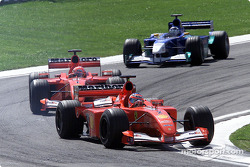 Los Ferrari batallando con súper Kimi