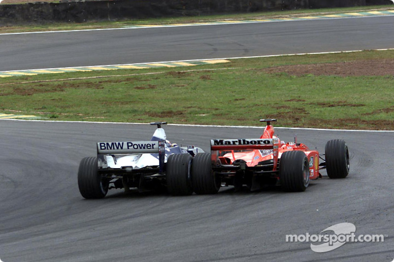 Reinicio: Montoya ataca a Schumacher