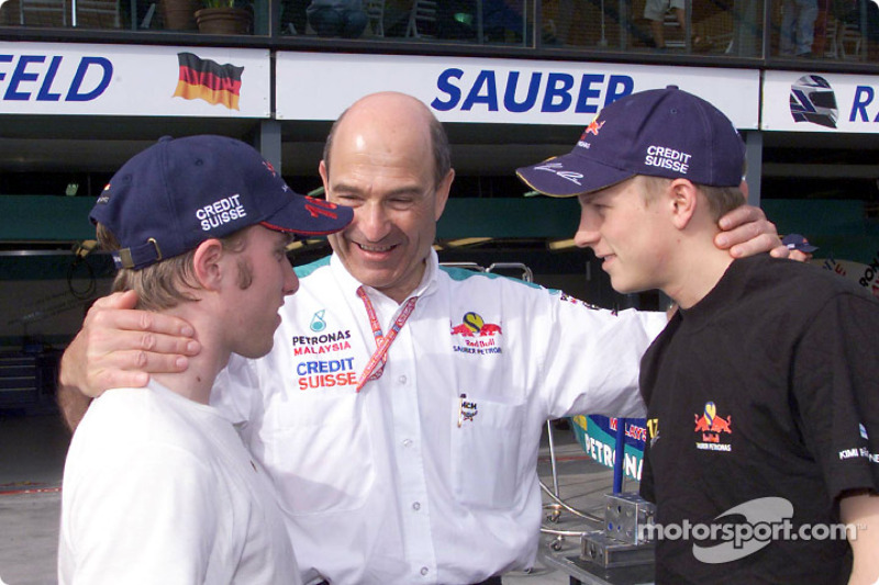 Peter Sauber e seus dois garotos: Nick Heidfeld e Kimi Raikkonen