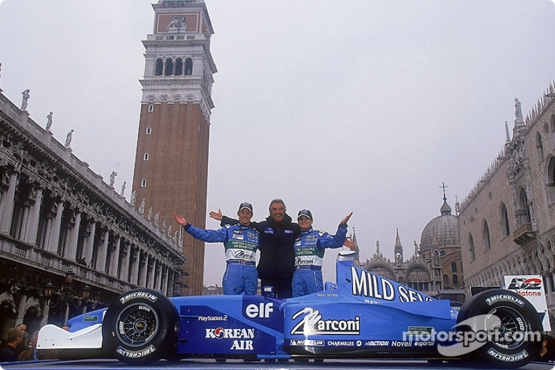 Flavio Briatore, director del equipo, con sus pilotos titulares