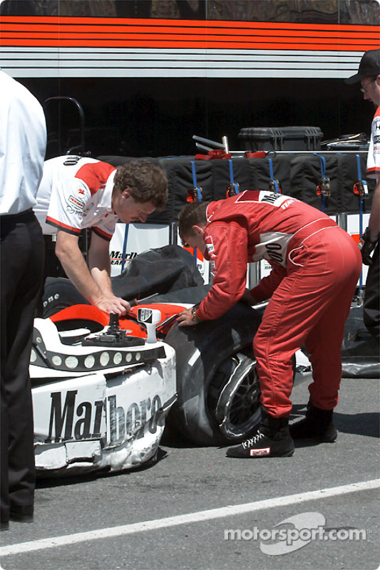 Gil de Ferran after the accident