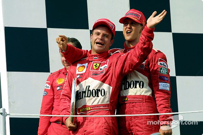 Jean Todt, Rubens Barrichello y Michael Schumacher en el podio