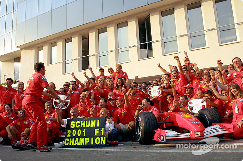 Michael Schumacher celebrando con el Equipo Ferrari