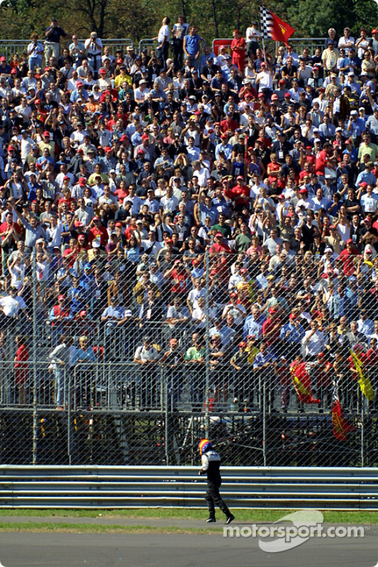 También problemas en la primera curva para Fernando Alonso