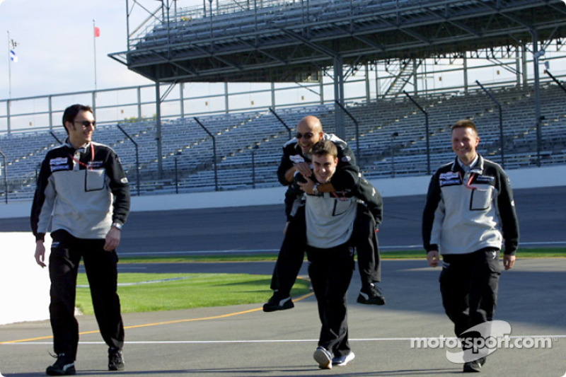 Fernando Alonso carrying Team Minardi upon his shoulders