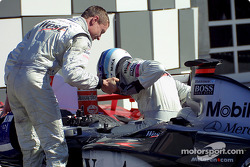 David Coulthard félicite Mika Hakkinen après la course