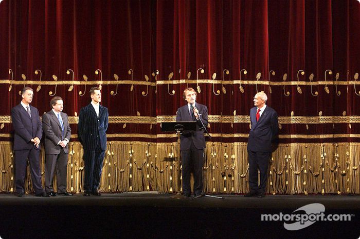 Milán, Teatro alla Scala: Luca di Montezemelo presentando a Michael Schumacher y Jean Todt