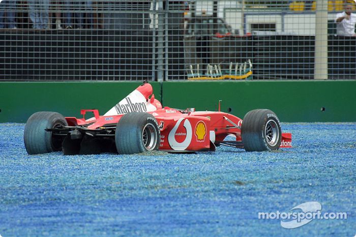 El Ferrari de Rubens Barrichello tras el accidente en el primera curva
