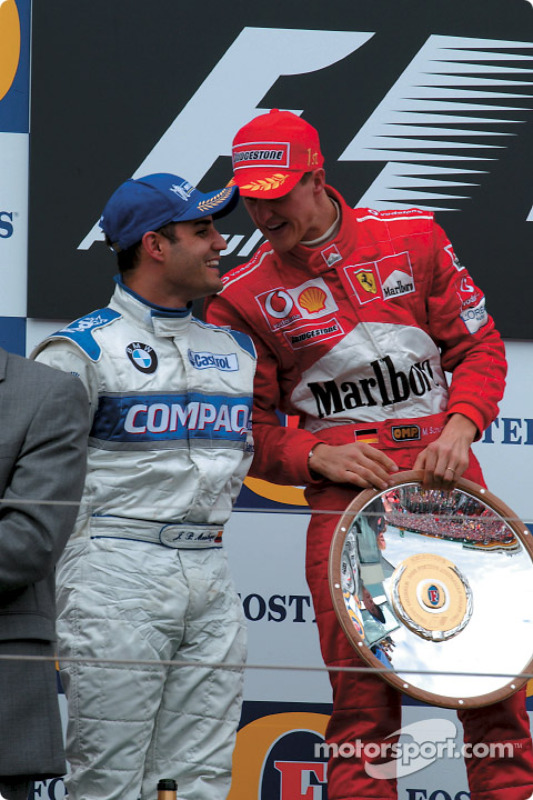El podio: el ganador de la carrera Michael Schumacher con Juan Pablo Montoya