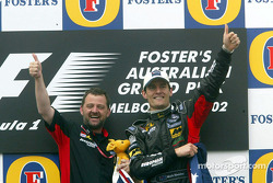 Mark Webber feiert mit Paul Stoddart auf dem Podium