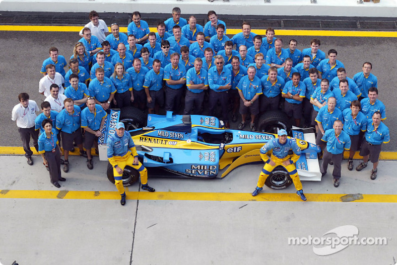 Foto grup: Jenson Button, Jarno Trulli dan Team Renault F1