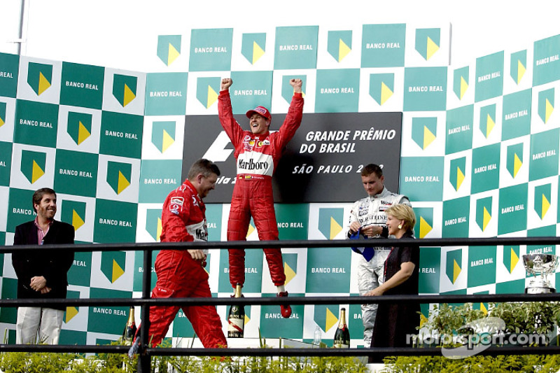 El podio: el ganador de la carrera, Michael Schumacher y David Coulthard