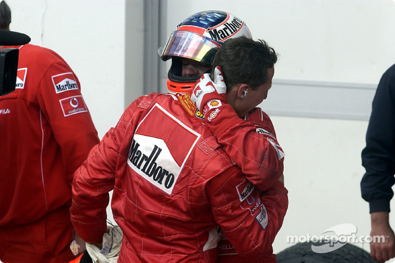 Michael Schumacher siendo felicitado por Rubens Barrichello