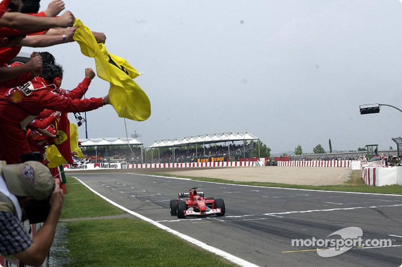 Michael Schumacher recibiendo la bandera a cuadros