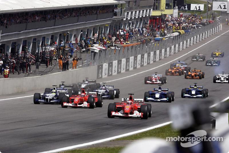 Llegando a la primera curva: Rubens Barrichello tomando la delantera frente a Michael Schumacher y Ralf Schumacher